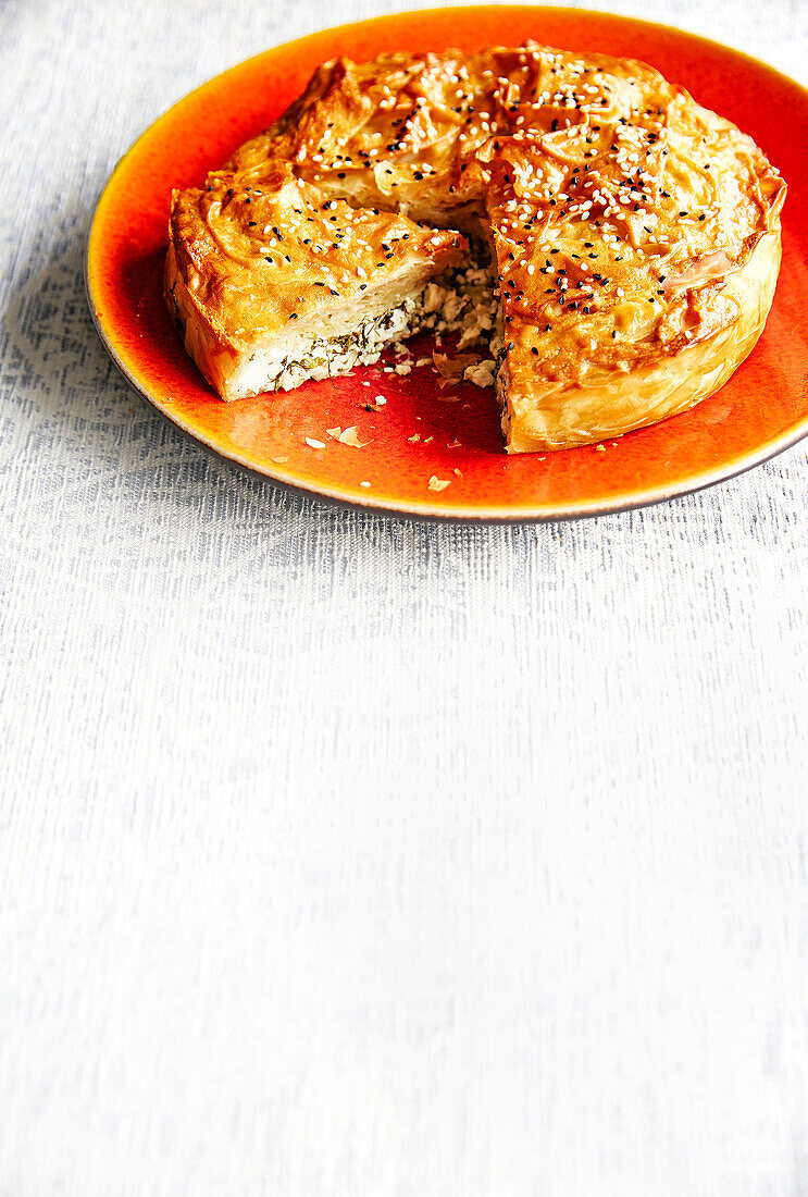 Blätterteigpastete mit Feta, Kräutern und Frühlingszwiebeln