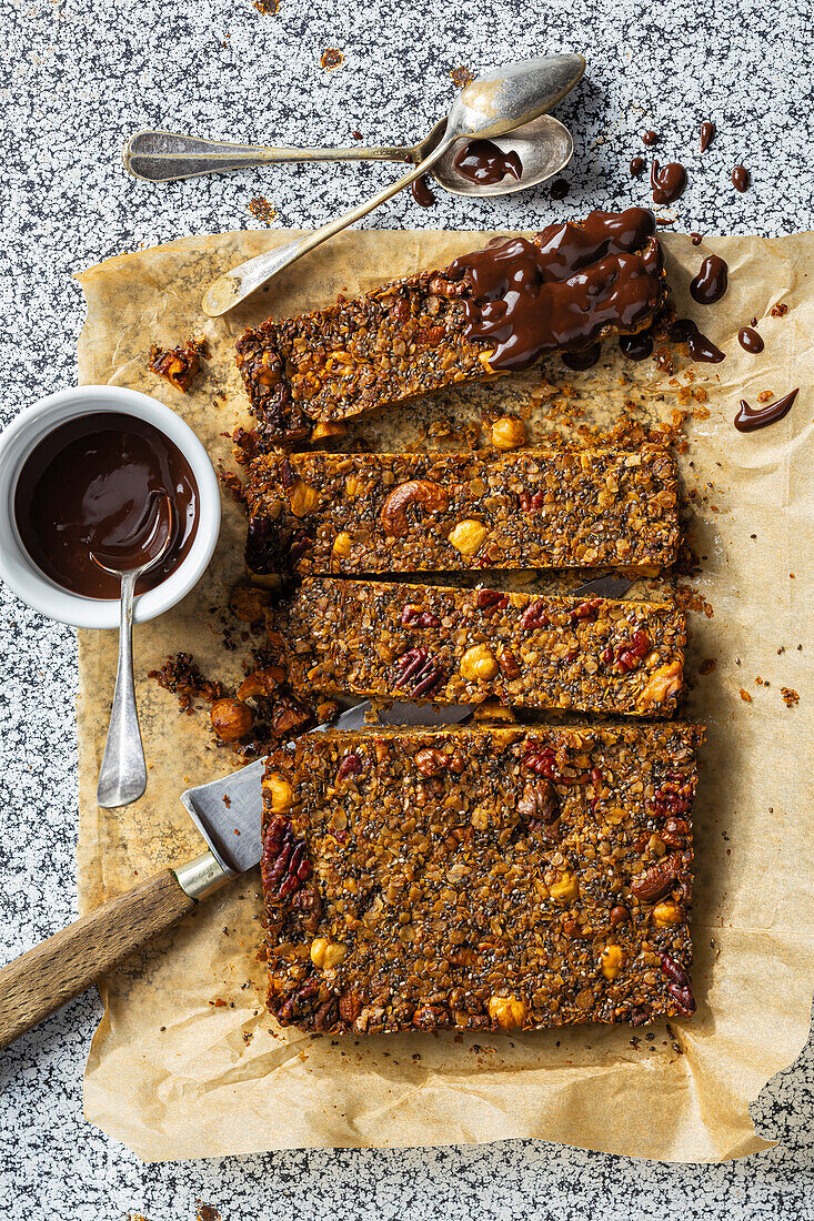 Granola-Riegel mit Nüssen, Chiasamen und Schokoladenglasur