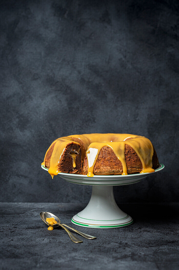 Gugelhupf mit Orangenglasur und Konfitüre-Füllung