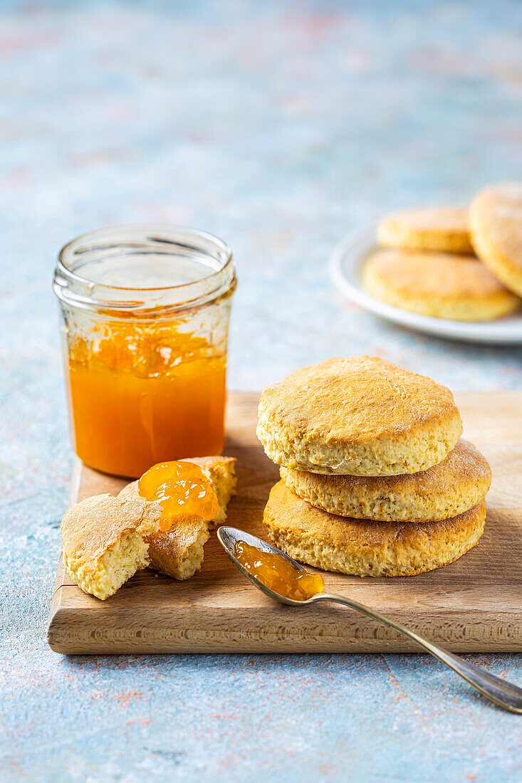 Scones mit Orangenmarmelade