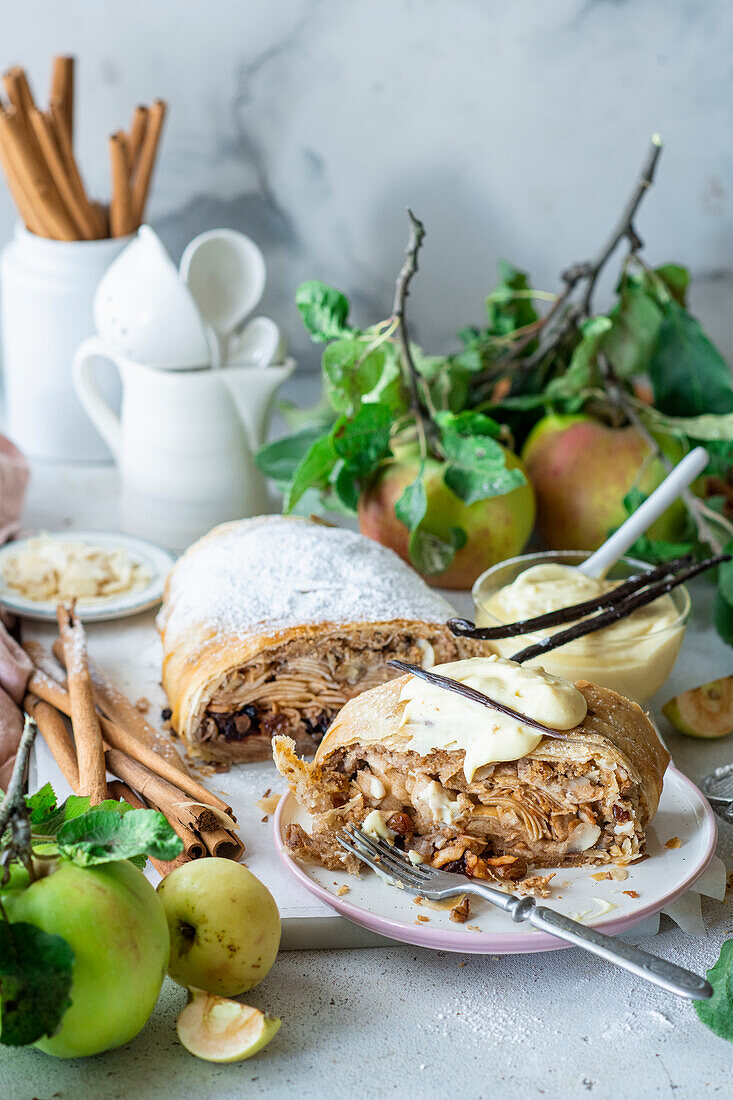 Apfelstrudel mit Puderzucker und Vanillesauce