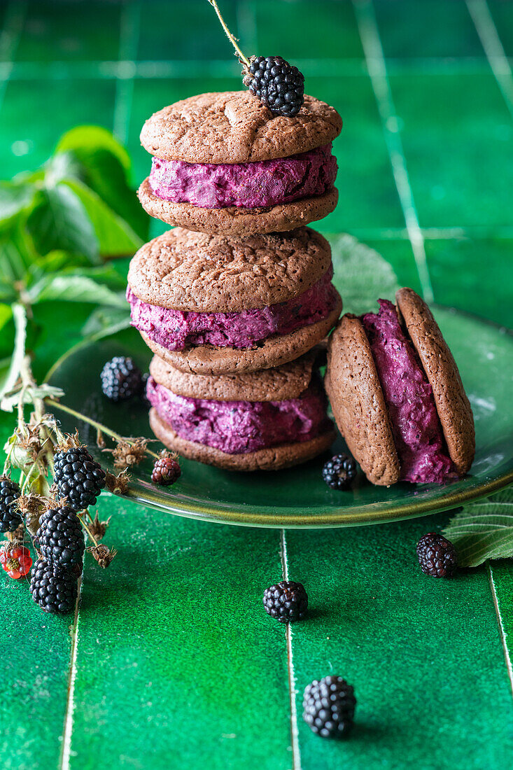 Chocolate biscuit sandwiches with blackberry ice cream