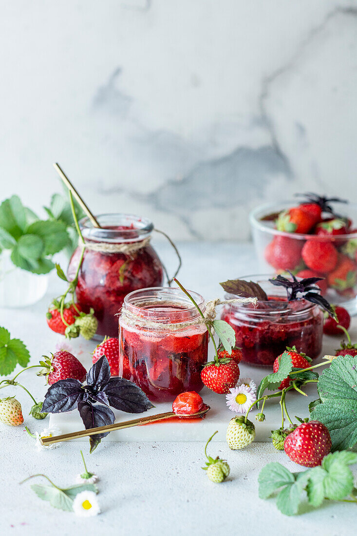 Erdbeermarmelade mit Basilikum