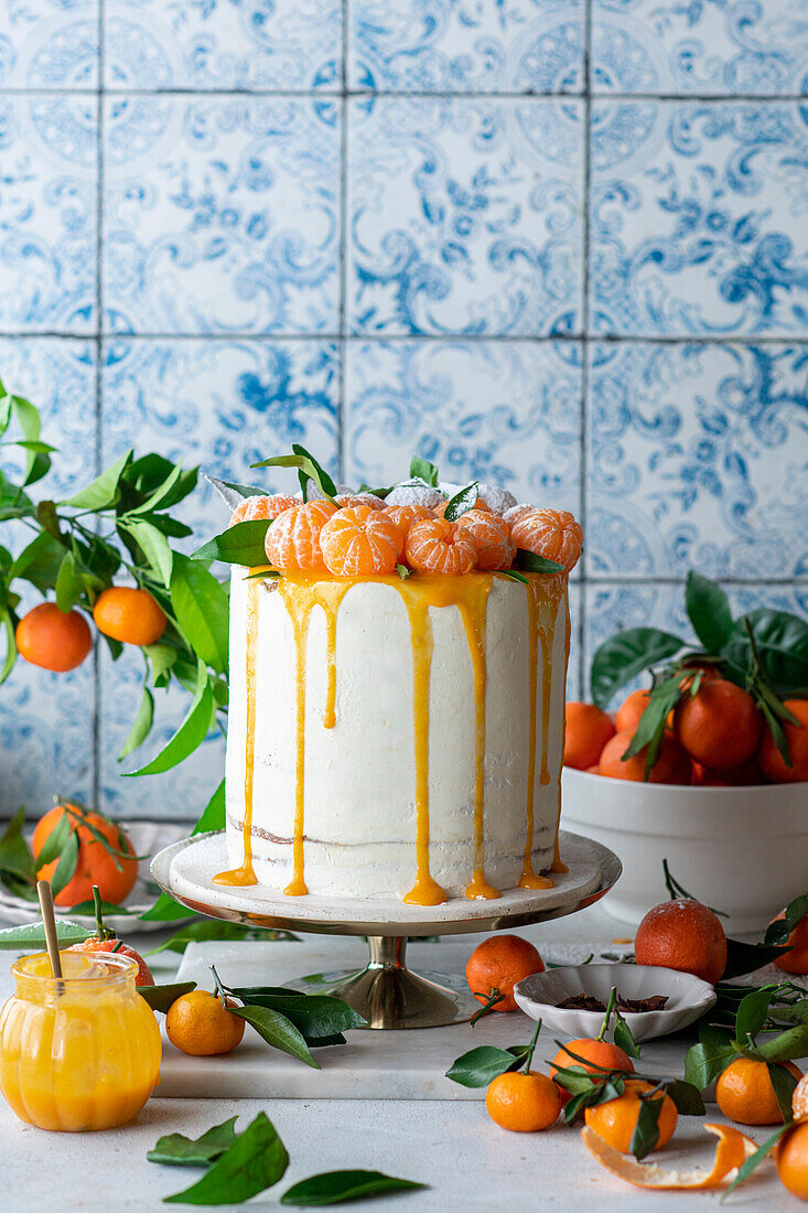 Dripping cake with mandarins
