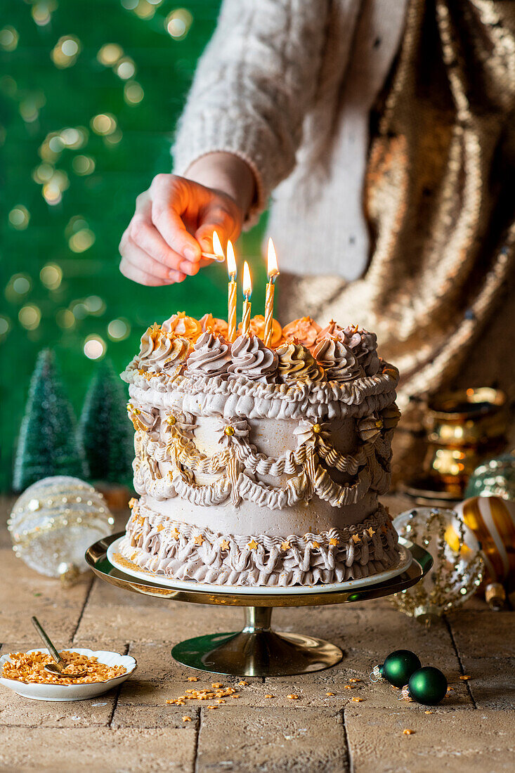 Golden-brown Christmas cake with vintage-style buttercream