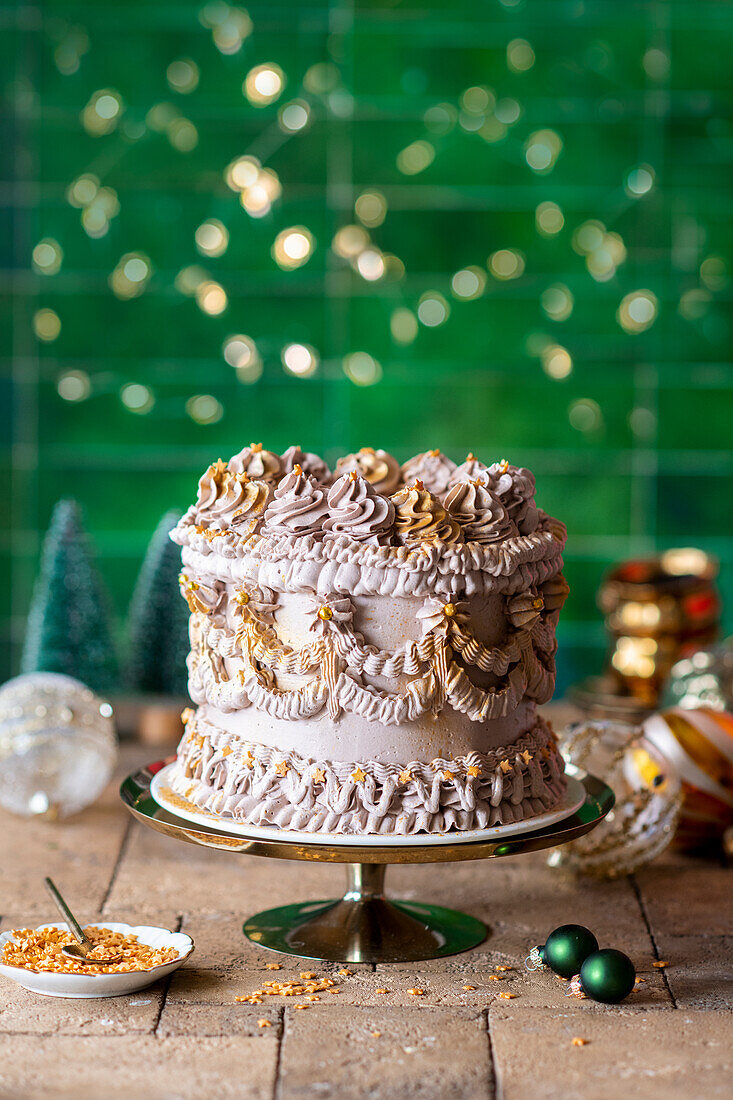 Golden-brown Christmas cake with vintage-style buttercream