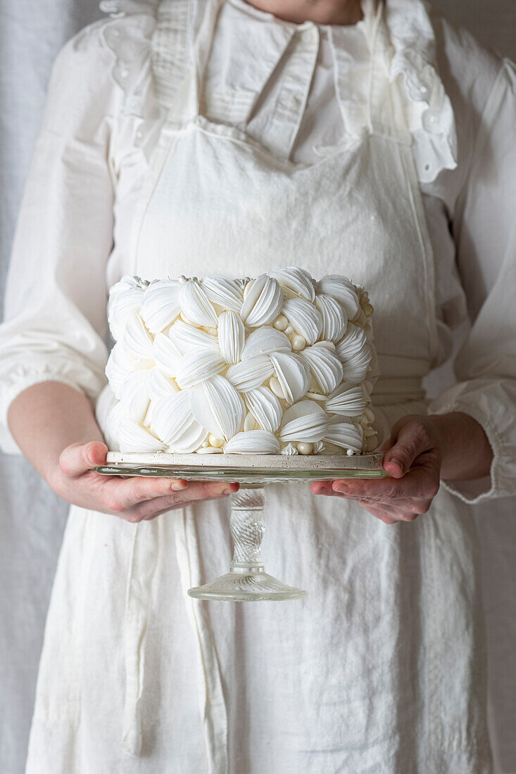 Weisse Torte mit Esspapier-Deko