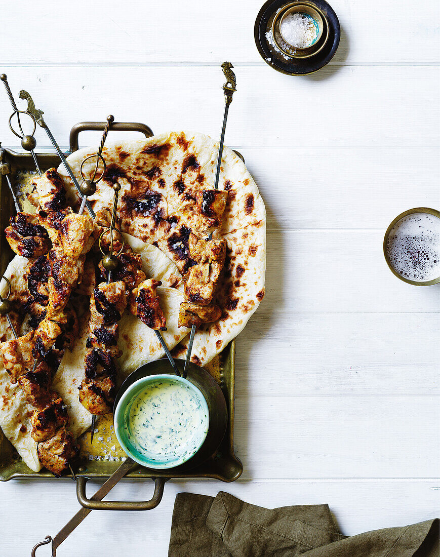 Tandoori-Hähnchenspieße mit Minz-Joghurt-Dressing