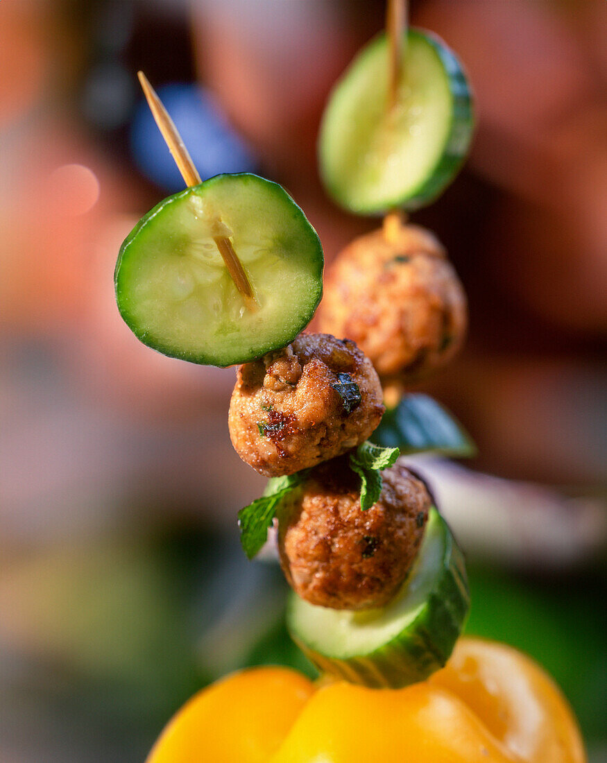 Skewer with beef meatballs, mint and cucumber slices