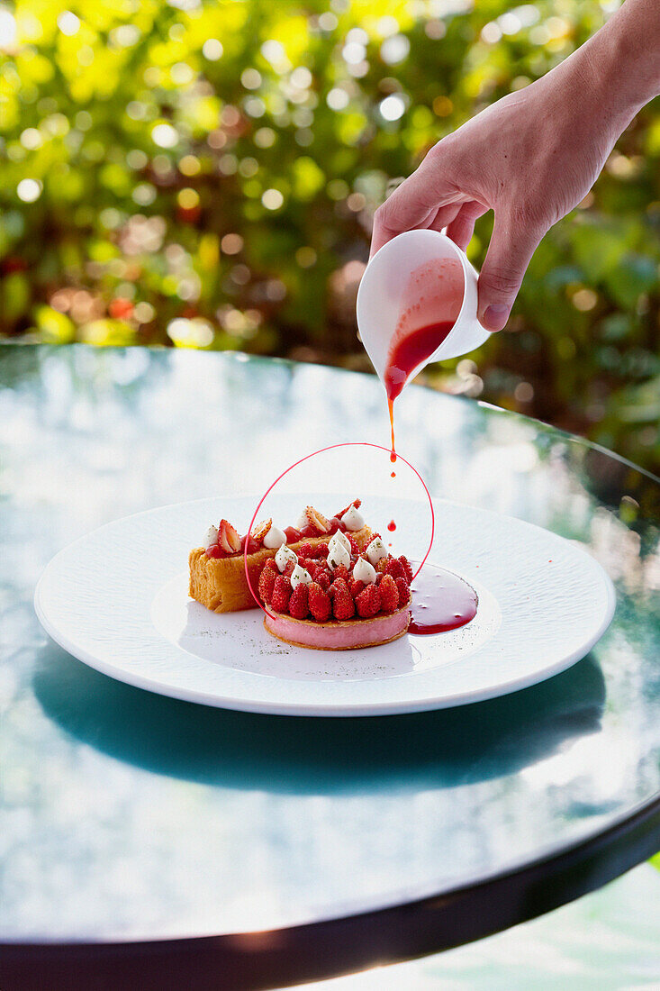 Tartelette mit Walderdbeeren, Verbene und Monardenblüten