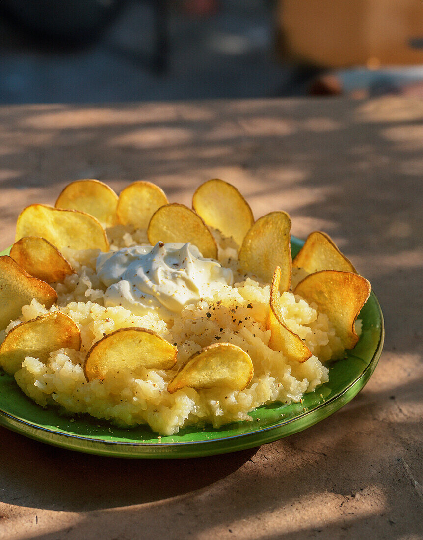 Mashed potatoes with crème fraîche and potato crisps