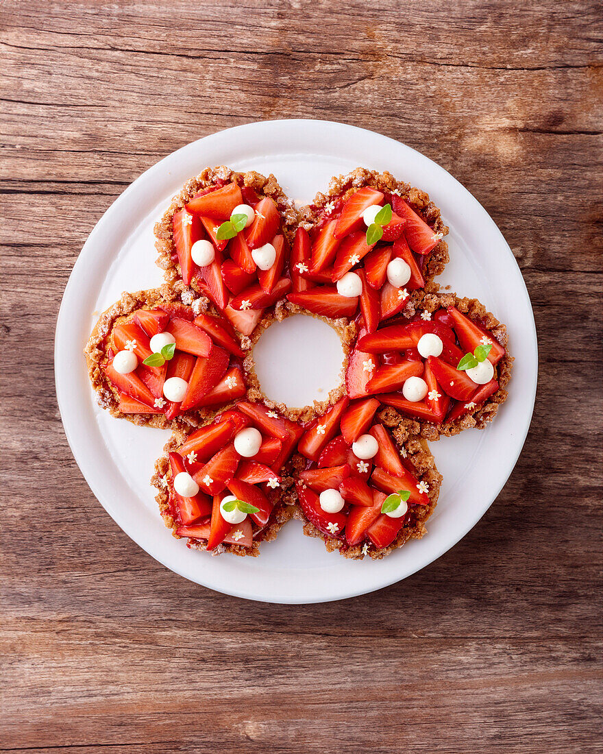 Erdbeertörtchen mit Holunderblütencreme