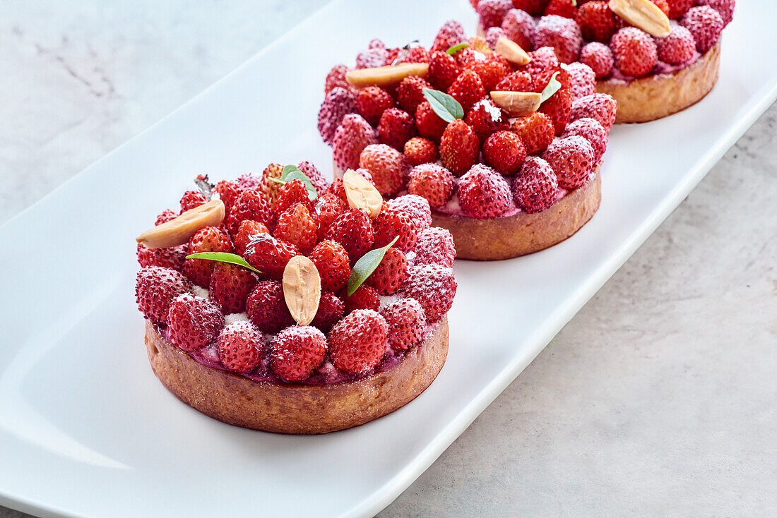 Tartelettes with wild strawberries and almond cream