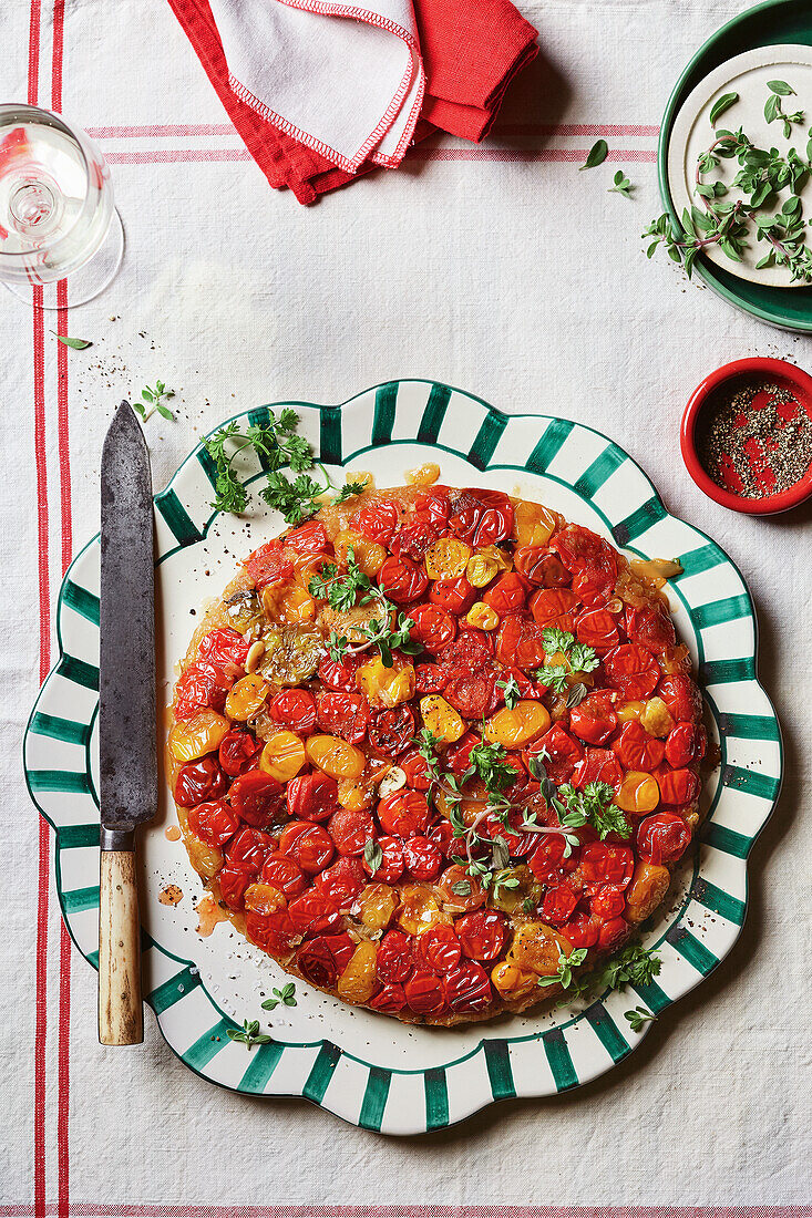 Tomaten-Tarte Tatin mit Manchego und frischen Kräutern