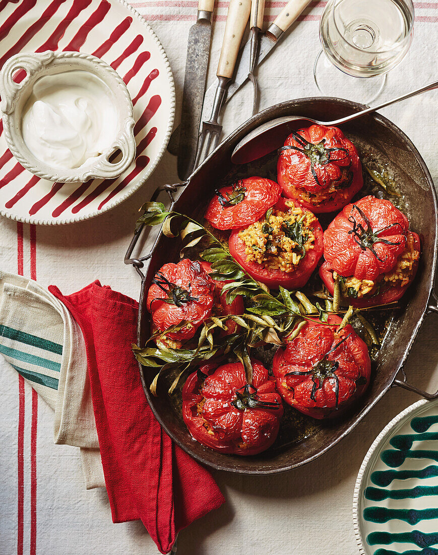 Gefüllte Tomaten mit Kräutern aus dem Ofen