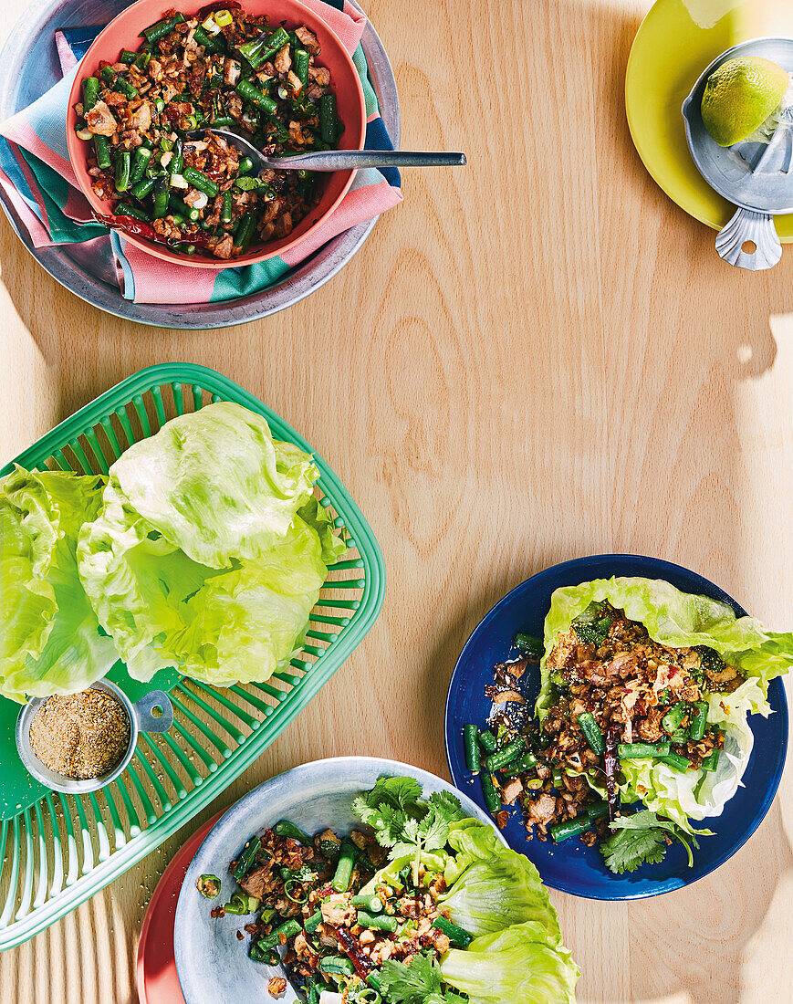 Asiatischer Hackfleischsalat mit frischen Kräutern und Limette