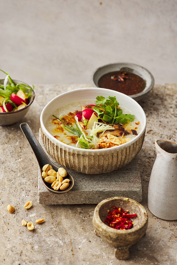 Japanisches Shiitake-Congee mit Rayu, Erdnüssen und Koriander