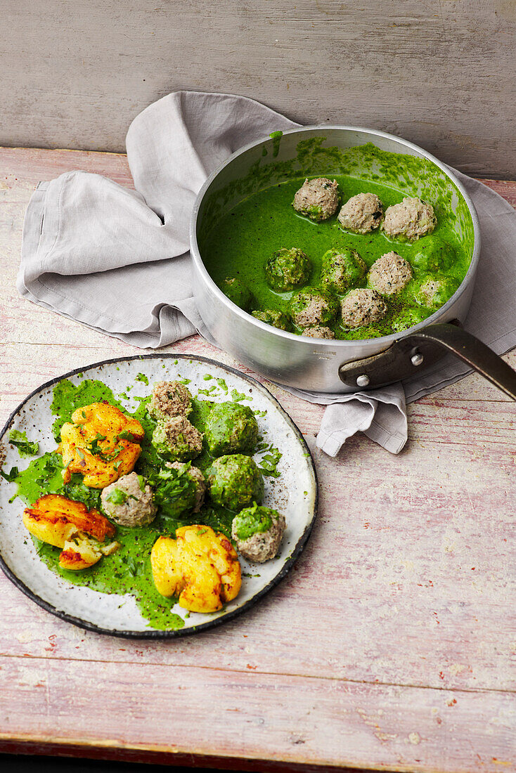 Green Königsberger meatballs with crushed potatoes