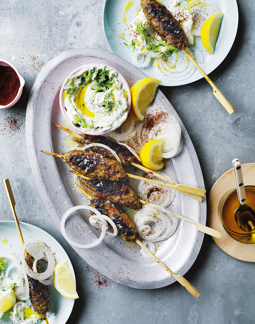 Scharfe Lamm-Kofta mit Labneh-Sumach-Tzatziki