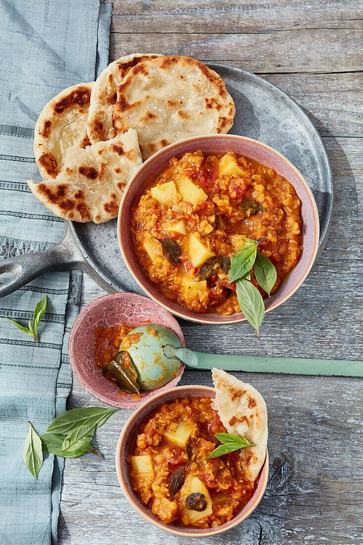 Linsen-Kartoffel-Dhal mit Knoblauch-Naan