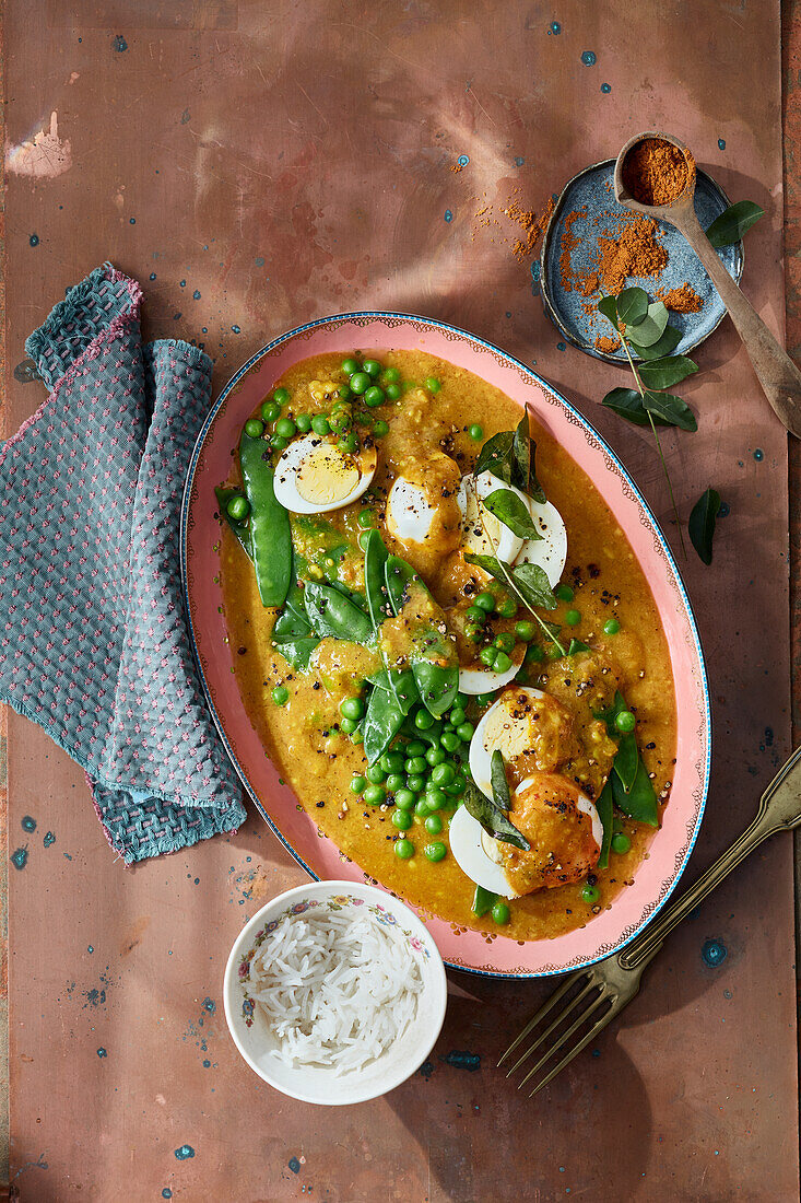 Scharfes Curry mit Ei, Erbsen, Zuckerschoten und Curryblättern