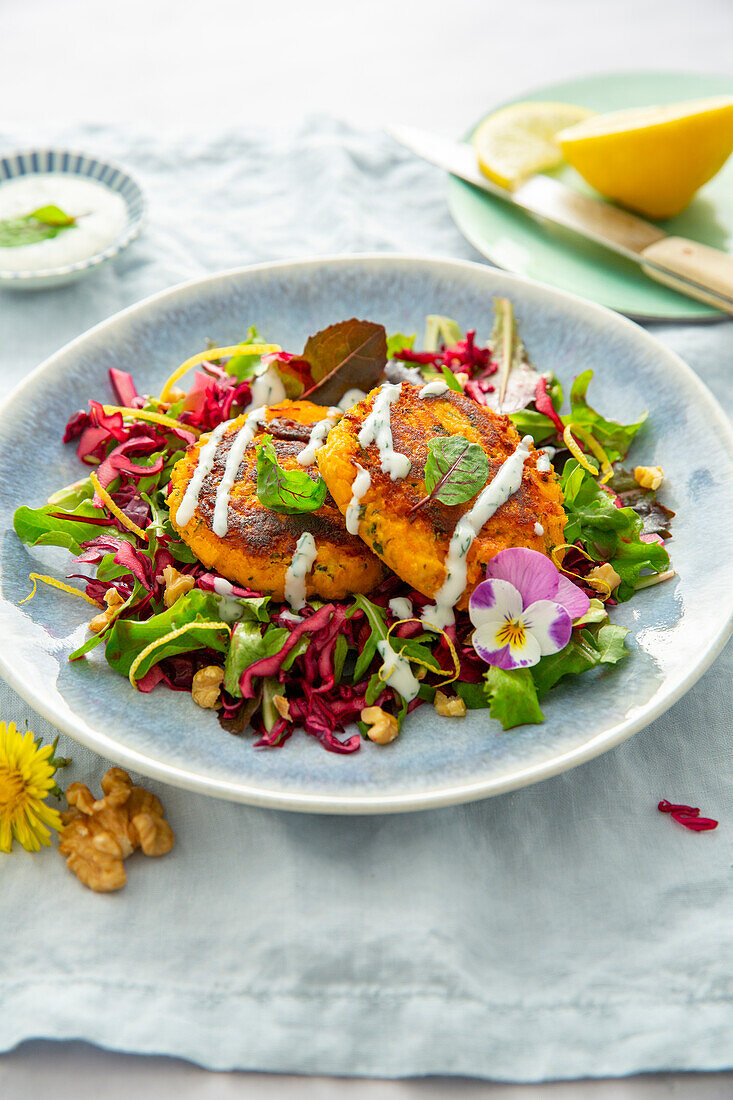 Forellen-Süßkartoffel-Laibchen auf Salat mit Walnüssen