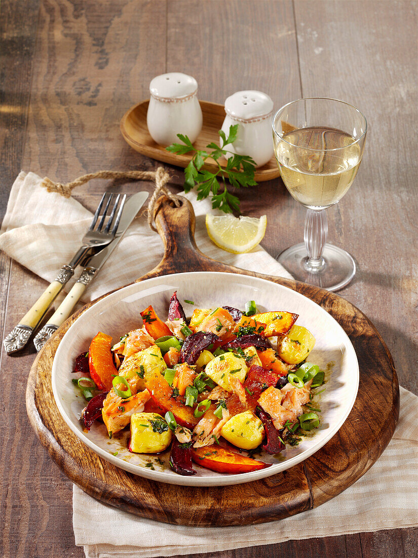 Ofen-Kartoffelsalat mit Hokkaido, Rote Bete und geräuchertem Lachs