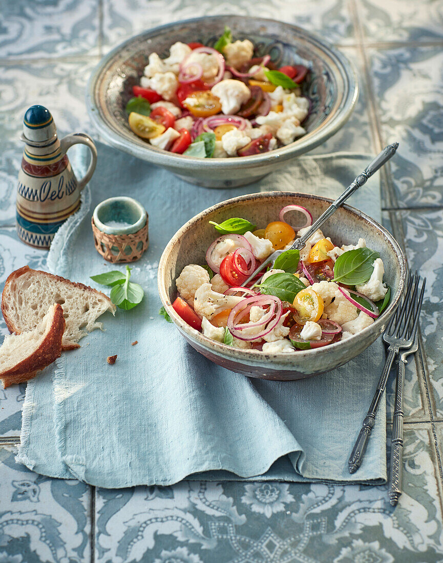 Blumenkohlsalat mit Tomaten, Zwiebeln, Sherry-Dressing