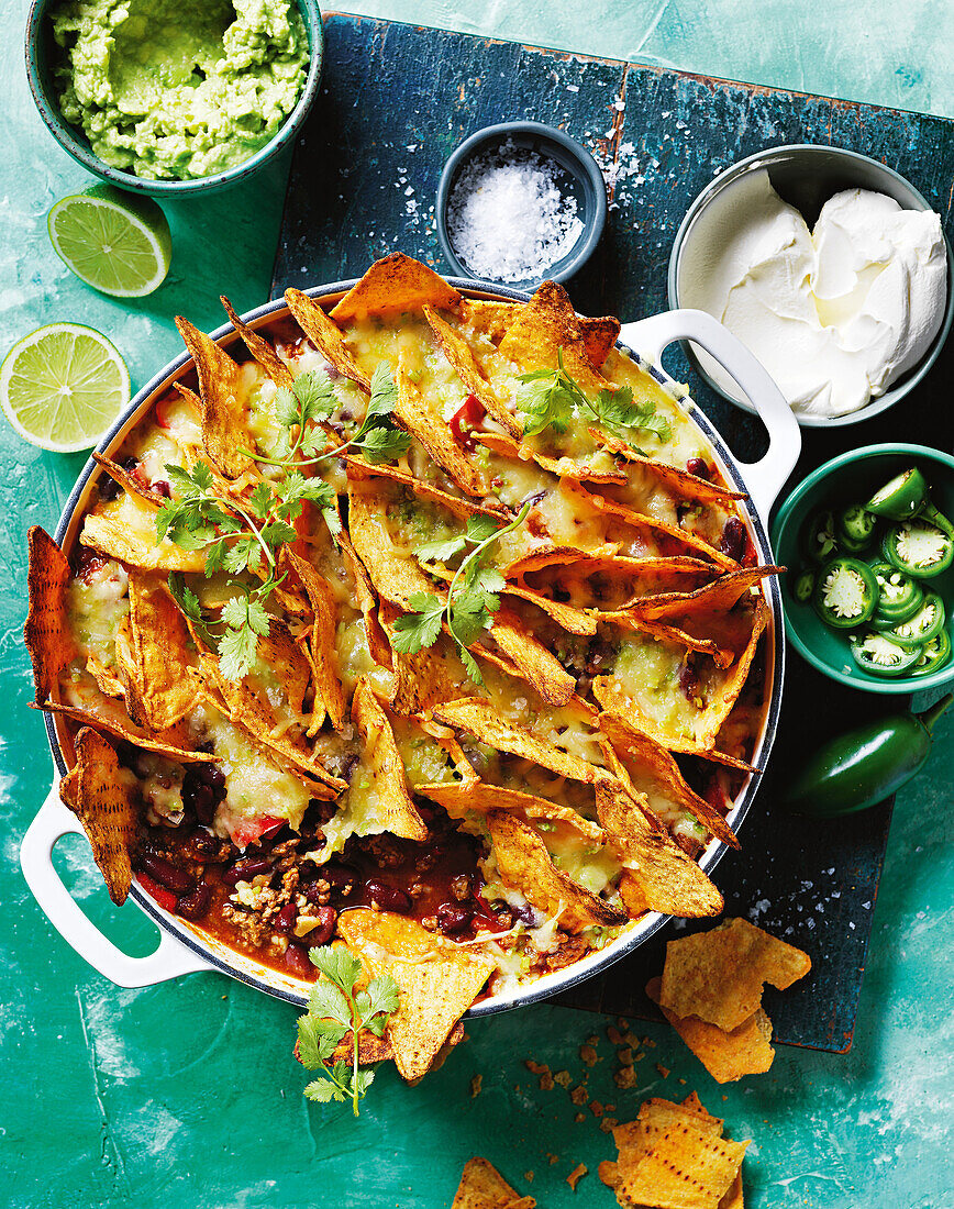 Nachos mit Käse überbacken und diversen Toppings