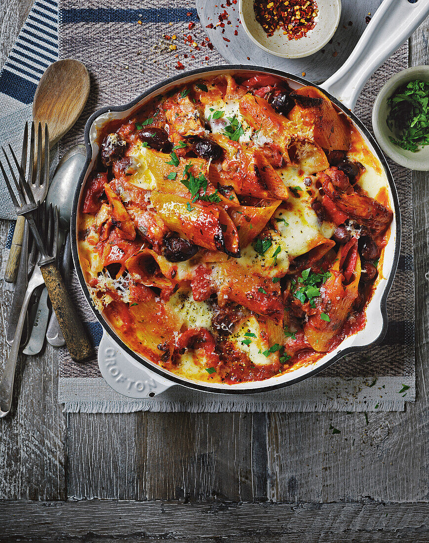 Überbackene Pasta al Cacciatore mit Hähnchen, Oliven und Kräutern