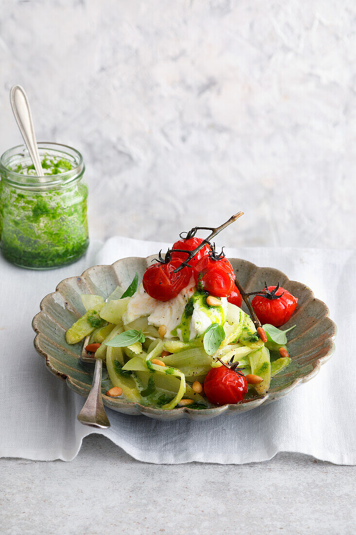 Spargel-'Pasta' mit Büffelmozzarella, Pesto und gebratenen Tomaten