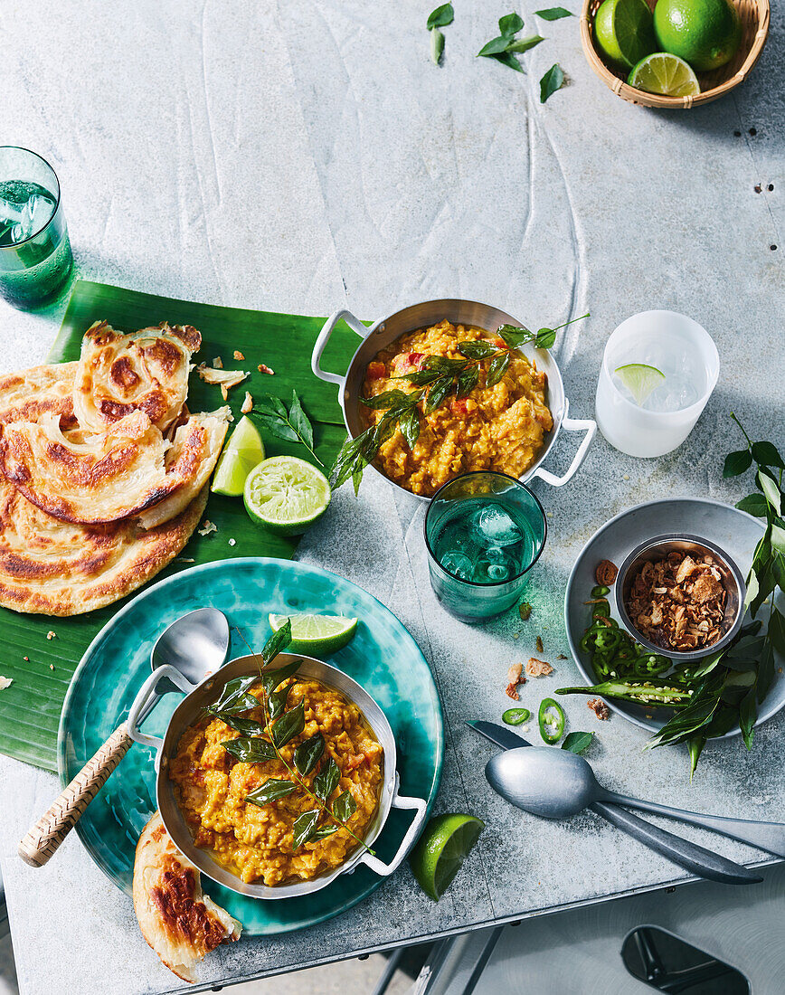 Linsencurry mit Roti Canai und Limetten