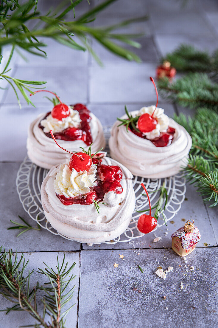 Meringue-Nester mit kandierten Kirschen und Schlagsahne