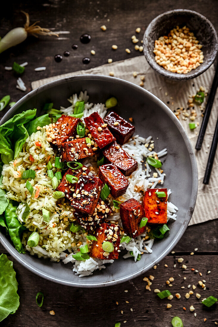 Reissalat mit karamellisiertem Tofu und Sesam