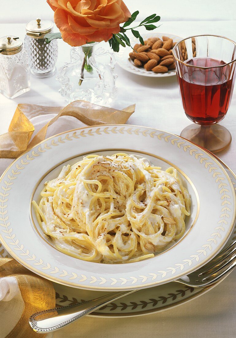 Spaghetti alla salsa rinascimentale (Nudeln in Mandelsauce)