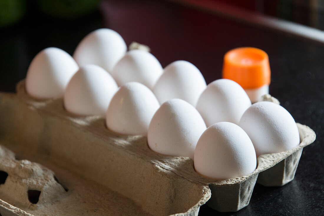 Weiße Eier in Eierschachtel