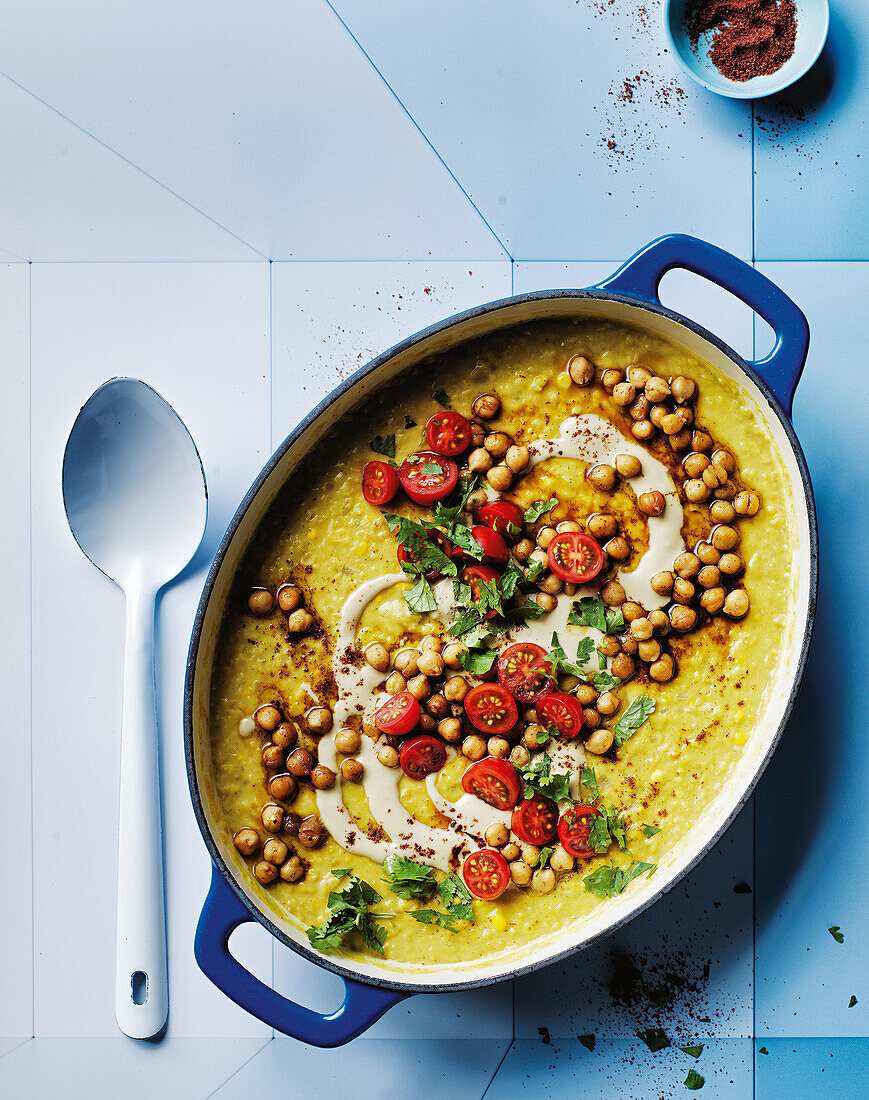 Mais-Dal mit Kichererbsen, Tomaten, Joghurt, Tahini und Sumach