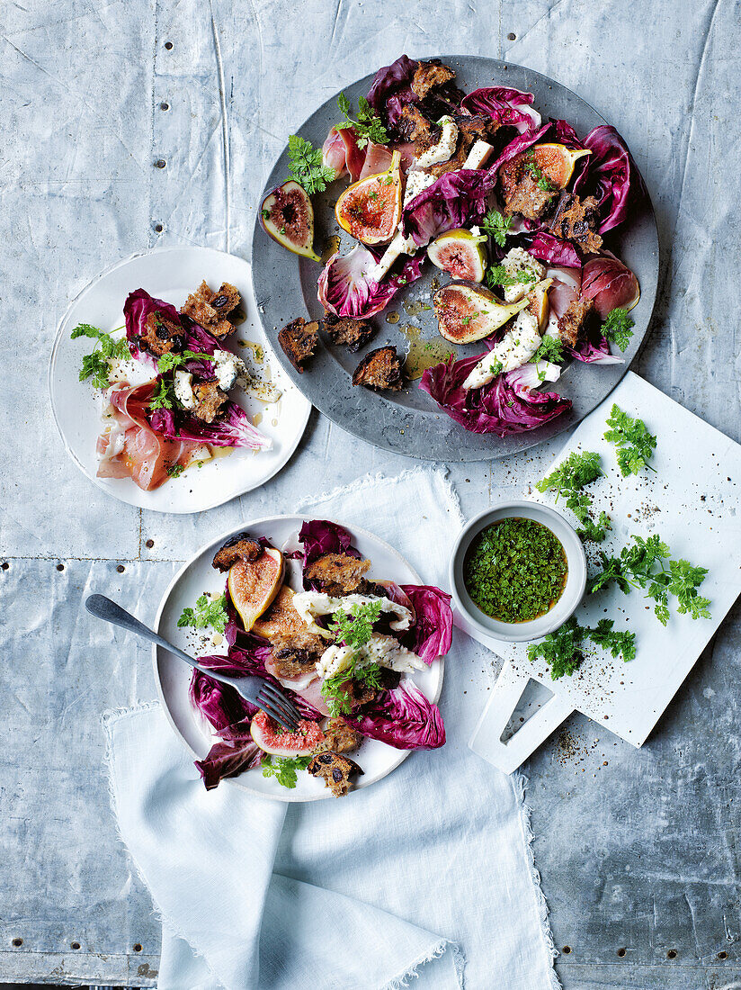 Vegetarischer Feigensalat mit Brot und Radicchio