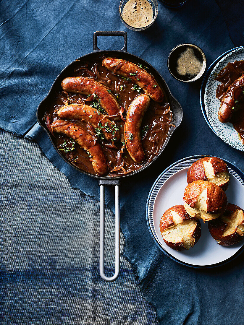 Bratwurst in Biersauce mit Laugenbrötchen