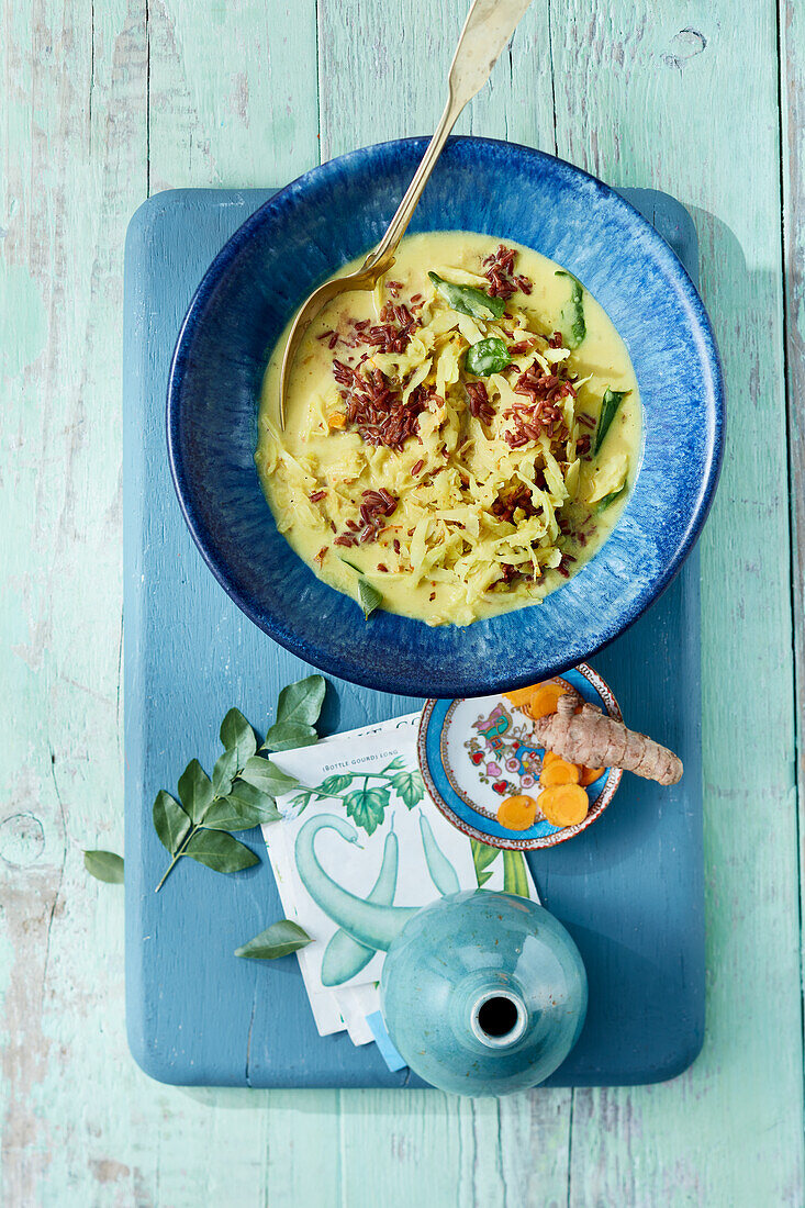 Cremige Pastinaken-Frühstücks-Suppe mit rotem Reis