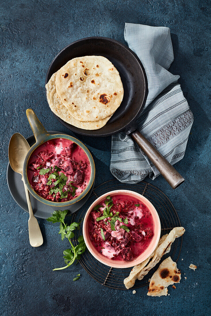 Rote-Bete-Linsen-Gemüse mit Joghurt und Kokos, dazu Chapati