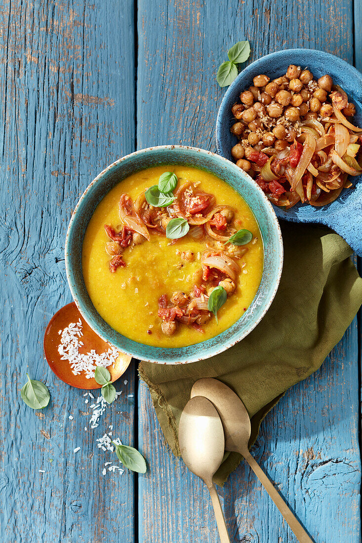 Wintergemüse-Suppe mit knusprigen Kichererbsen und Masala-Zwiebeln