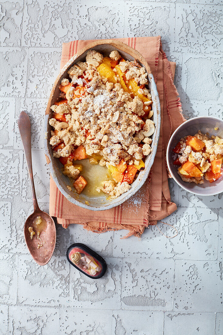 Papaya-Orangen-Crumble mit Nuss-Streuseln