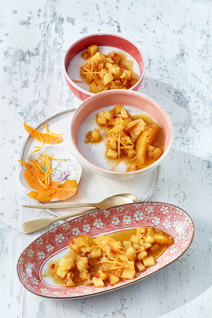 Kokos-Vanille-Panna-cotta mit Ananas-Chutney