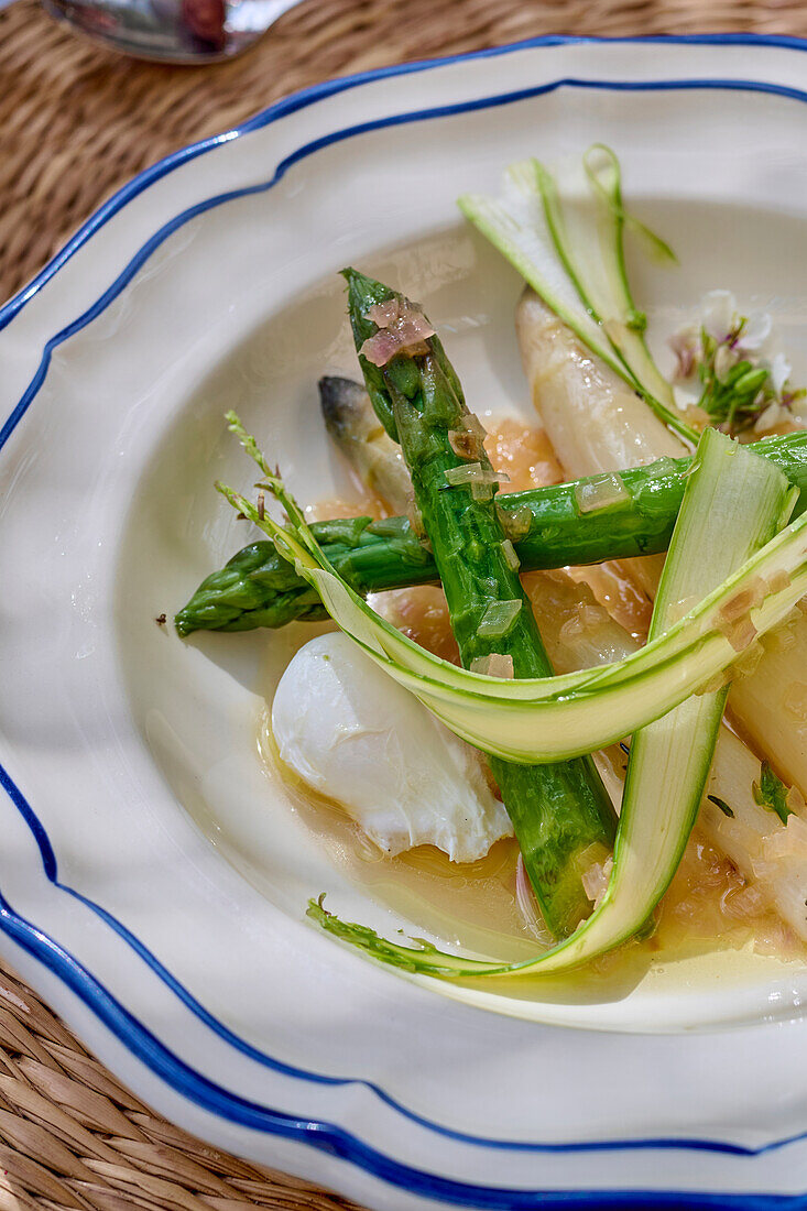 Asparagus with poached quail eggs in bouillon