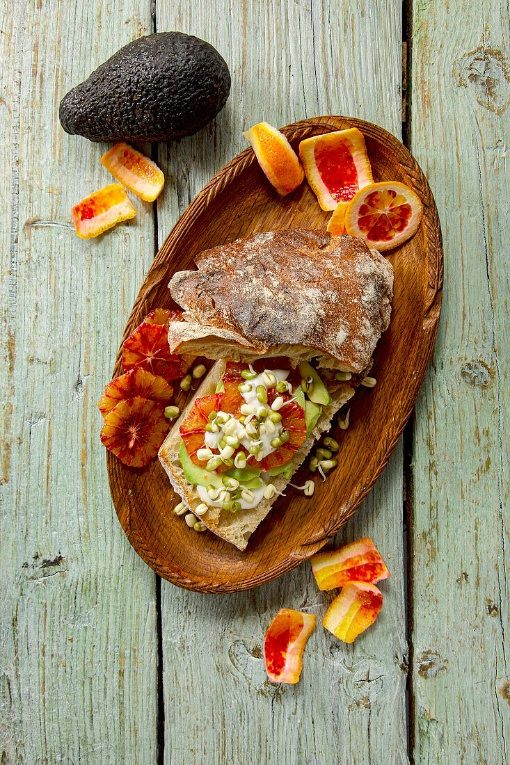 Belegtes Brot mit Avocado, Blutorange und Sprossen