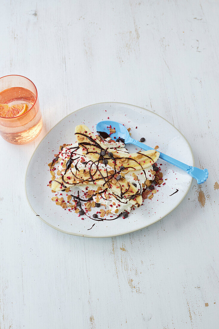 Banana Split mit gefriergetrockneten Himbeeren