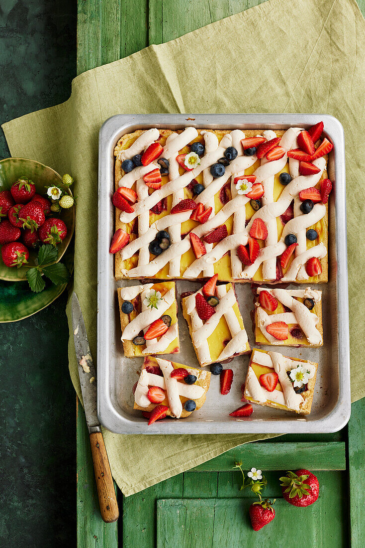 Meringue and berry cake from the tray