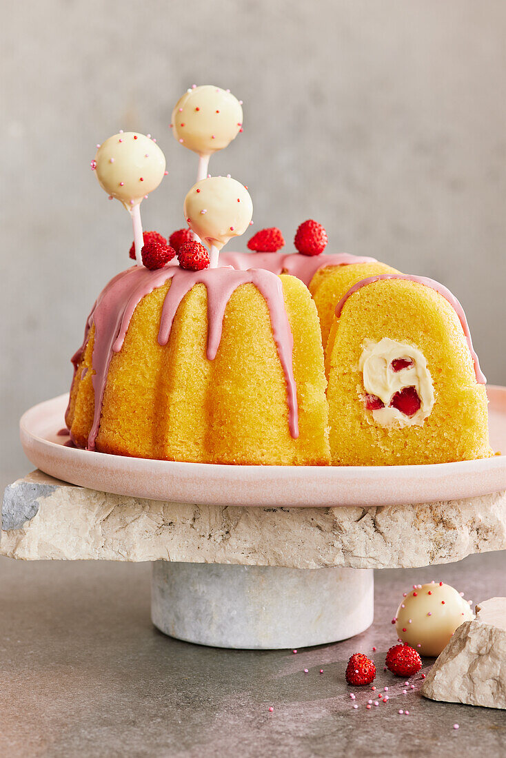 Filled eggnog bundt cake with wild strawberries and pop cakes