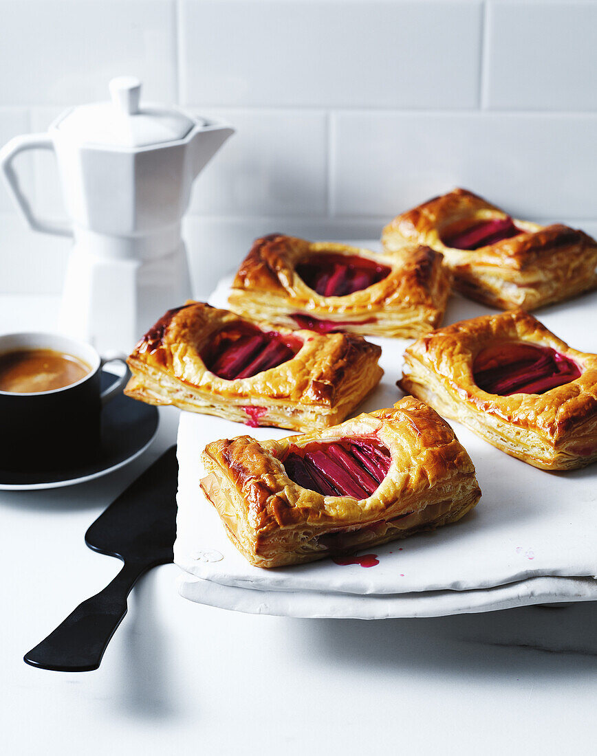 Gebackene Rhabarber-Custard-Danishes mit Mandeln